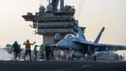 Esta fotografía del 1 de abril de la Marina de los EE. UU. muestra un F/A-18E Super Hornet preparándose para su lanzamiento en el USS Harry S. Truman.