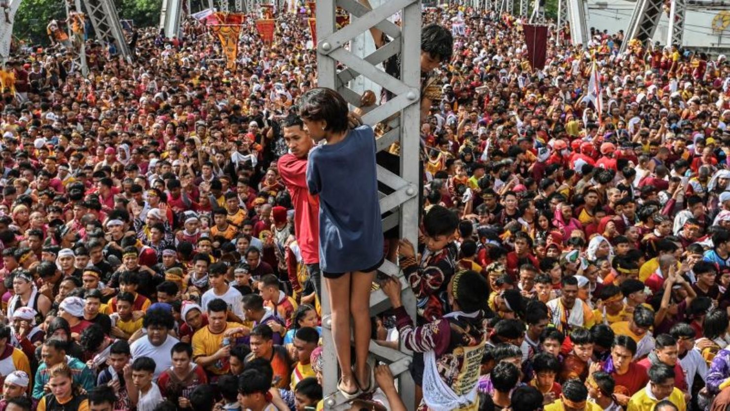 Los devotos católicos asisten a la procesión religiosa anual del 'Nazareno negro' en Manila el jueves 9 de enero.
