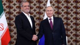 El presidente de Rusia, Vladimir Putin, y el presidente de Irán, Masoud Pezeshkian, se dan la mano en Ashgabat, Turkmenistán, en octubre de 2024.<br /><br />