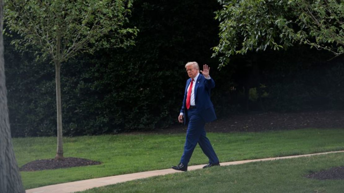 El presidente de Estados Unidos, Donald Trump, sale del Despacho Oval el viernes.