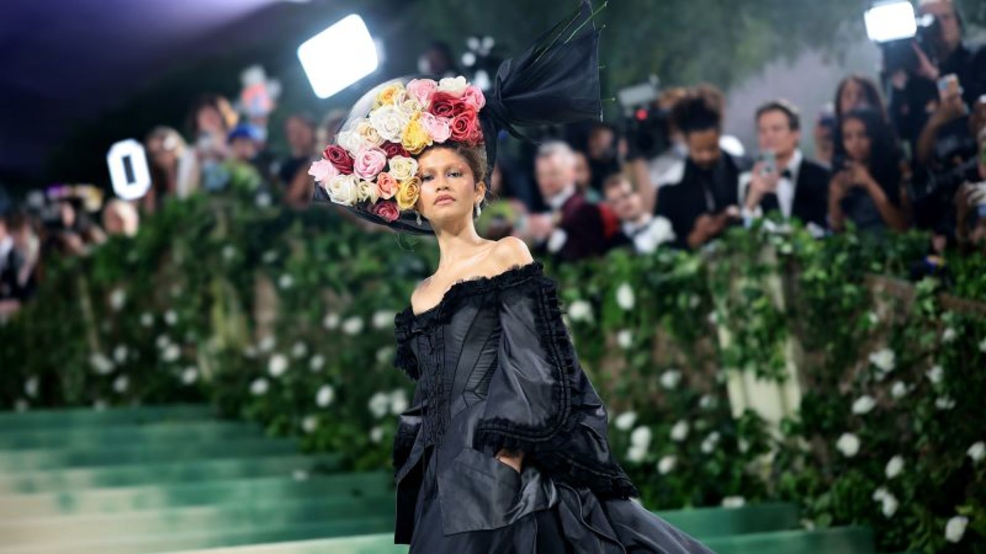 Zendaya usó un vestido vintage de tafetán negro de la colección primavera-verano 1996 de Givenchy en la Met Gala del año pasado. El tema era "El Jardín del Tiempo".