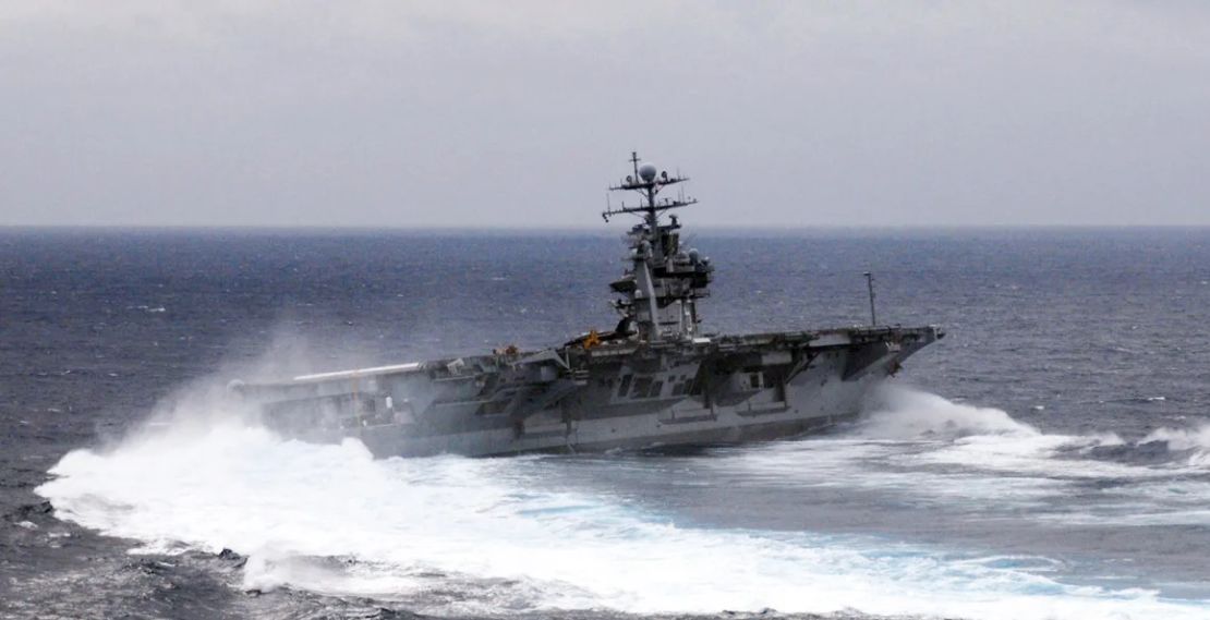 El portaaviones USS Harry S. Truman realiza giros a alta velocidad durante una comprobación del timón en 2009.