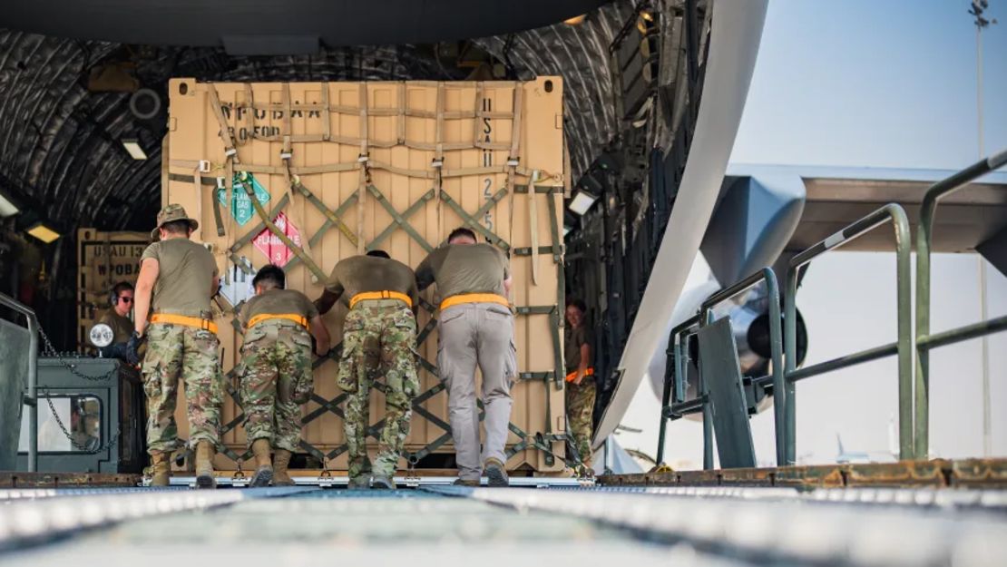 Los porteadores aéreos de la Fuerza Aérea de EE. UU. cargan el equipo de apoyo del Sistema de Defensa Terminal de Área a Gran Altitud (THAAD) que se envía a Israel en un C-17 Globemaster III el 16 de octubre de 2024.