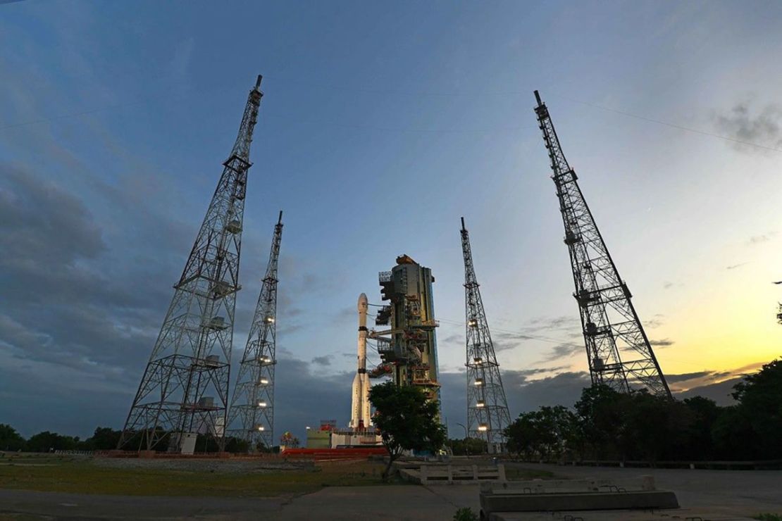 El satélite NISAR se encuentra en la plataforma de lanzamiento del Centro Espacial Satish Dhawan, en la costa sureste de la India.