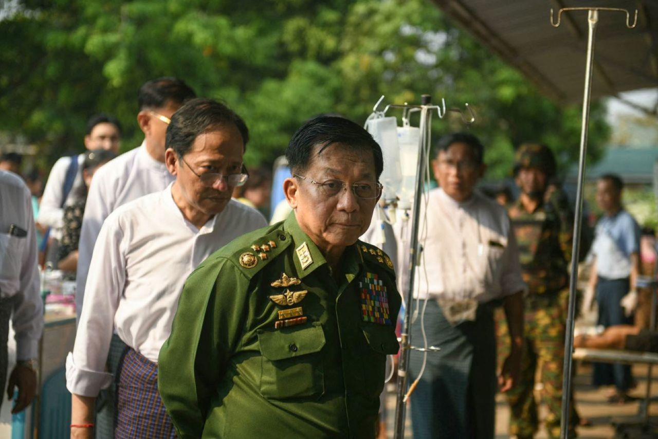 El jefe militar de Myanmar, Min Aung Hlaing, llega el viernes 28 de marzo de 2025 para reunirse con los sobrevivientes del terremoto reunidos en el recinto de un hospital en Naypyidaw.