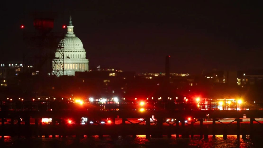 Las unidades de respuesta a emergencias realizan operaciones de búsqueda en el río Potomac el miércoles 29 de enero de 2025.