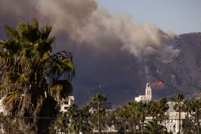 A view of the Palisades Fire from Venice.