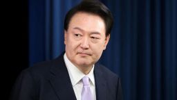 El presidente de Corea del Sur, Yoon Suk Yeol, llega a una conferencia de prensa en la Oficina Presidencial en Seúl, Corea del Sur, el 7 de noviembre.