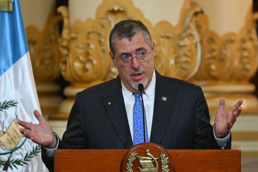 https://media.cnn.com/api/v1/images/stellar/prod/presidente-de-guatemala.jpg?c=original