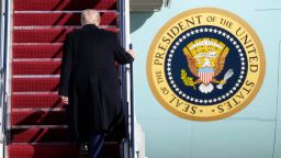 El presidente Donald Trump aborda el Air Force One en la Base Conjunta Andrews, Maryland, el 14 de febrero.