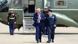 El presidente Donald Trump se prepara para abordar el Air Force One el 12 de mayo de 2025 en la Base Conjunta Andrews, Maryland, antes de su viaje a Medio Oriente.<br /><br />