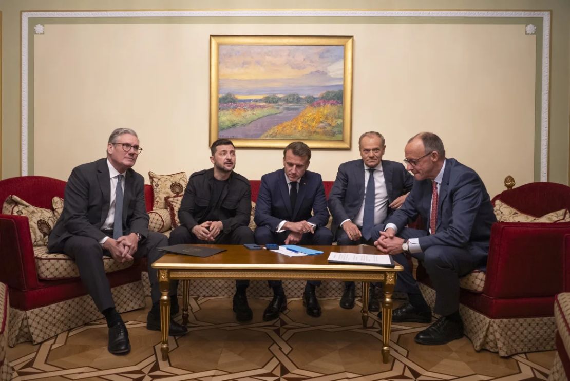De izquierda a derecha, el primer ministro del Reino Unido, Keir Starmer, el presidente de Ucrania, Volodymyr Zelensky, el presidente de Francia, Emmanuel Macron, el primer ministro de Polonia, Donald Tusk, y el canciller de Alemania, Friedrich Merz, llaman al presidente de EE.UU., Donald Trump, desde Kyiv el sábado.