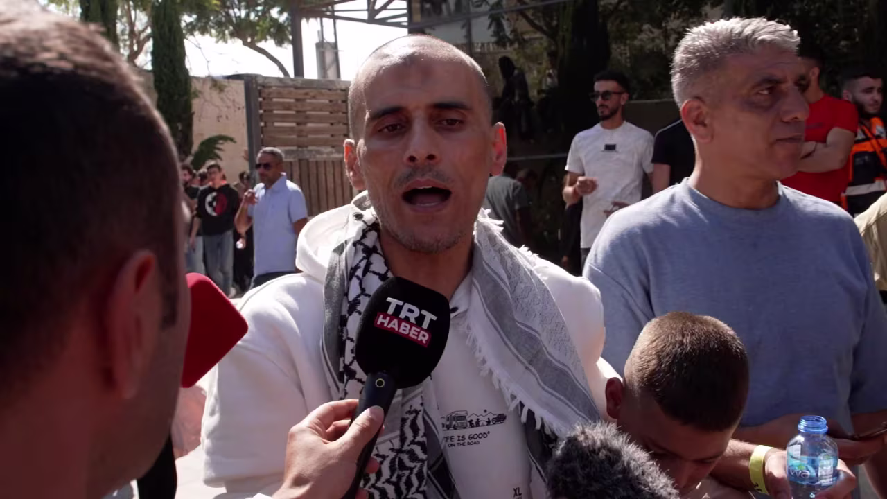 El prisionero liberado Faisal Mahmood Abdullah Al Khaleefi, de 45 años, dijo a CNN que las autoridades penitenciarias israelíes y los médicos lo golpearon mientras estaba en la cárcel.