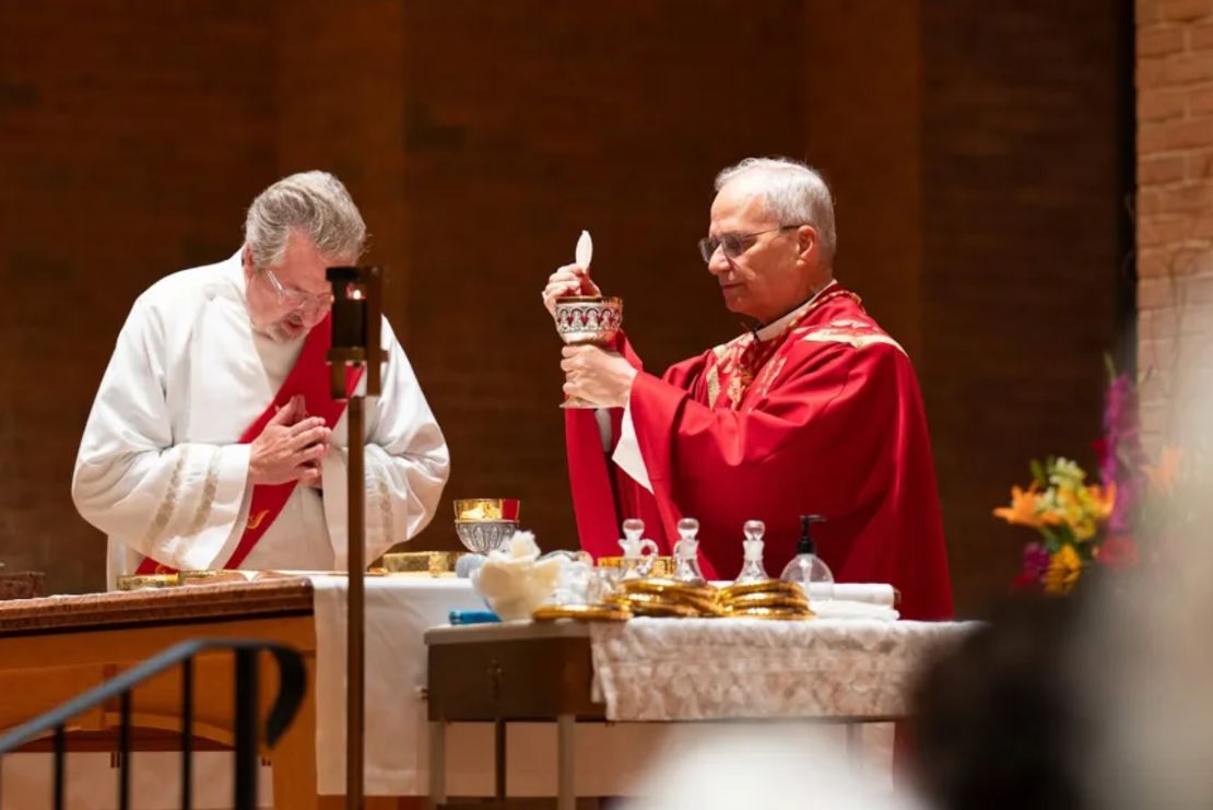 El entonces cardenal Robert Francis Prevost celebra la misa en la parroquia de San Judas en New Lenox, Illinois, en 2024.