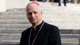 El cardenal estadounidense Robert Francis Prevost asiste al funeral del papa Francisco en la Plaza de San Pedro el 26 de abril de 2025 en la Ciudad del Vaticano.