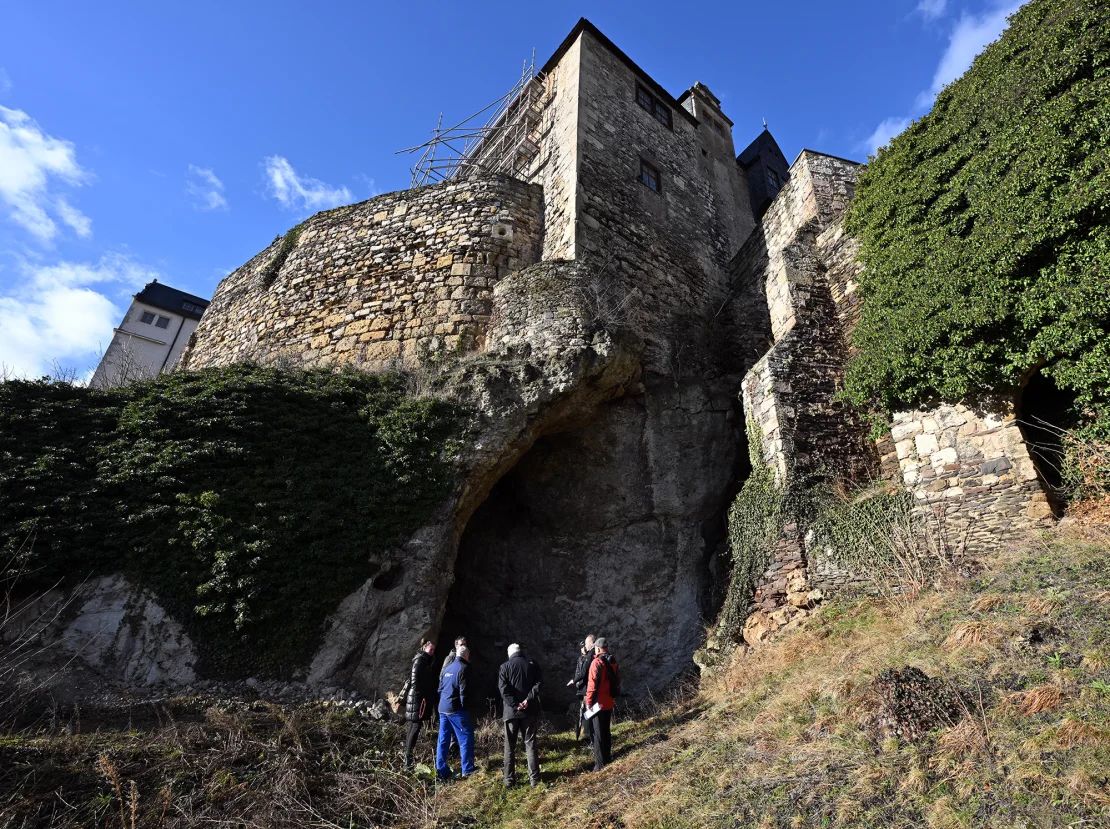 La cueva donde se encontraron los restos humanos antiguos se encuentra debajo de un castillo en Ranis, Alemania.