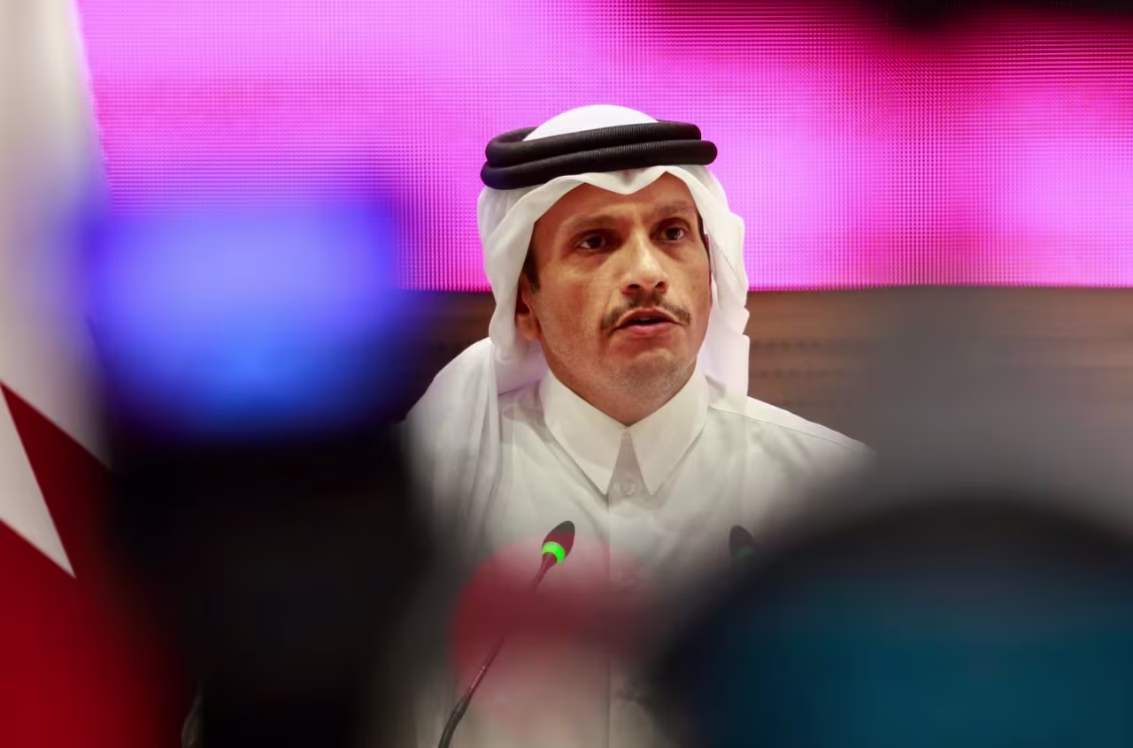 El primer ministro de Qatar, el jeque Mohammed bin Abdulrahman bin Jassim Al-Thani, se dirige a una conferencia de prensa tras los ataques israelíes en Doha el martes.