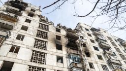 Se observan los daños en un edificio residencial alcanzado por un bombardeo ruso en Kostiantynivka, una ciudad industrial en la región ucraniana de Donetsk, el 13 de marzo de 2025.