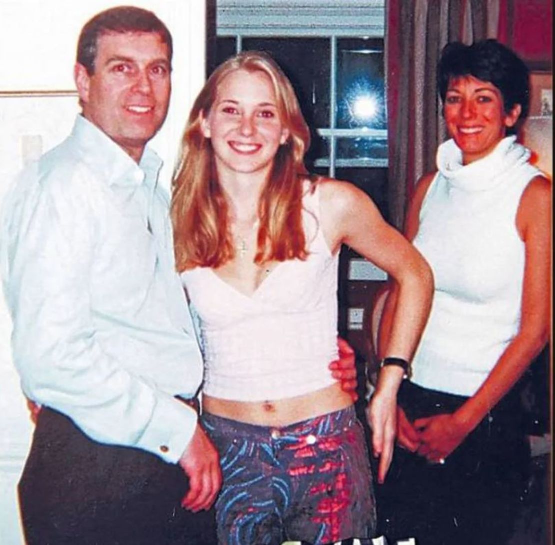 Una fotografía en la que parece aparecer el príncipe Andrés con Virginia Roberts Giuffre, acusadora de Epstein, y Ghislaine Maxwell.