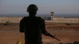 Un miembro del ejército salvadoreño hace guardia afuera de la penitenciaría de máxima seguridad Cecot el 4 de abril de 2025 en Tecoluca, San Vicente, El Salvador.