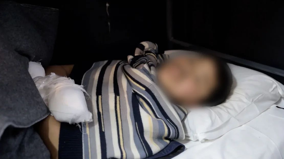 En un fragmento de un video compartido por el presidente ucraniano Volodymyr Zelensky el domingo 12 de enero, se ve supuestamente a un prisionero de guerra norcoreano siendo interrogado. CNN ha difuminado parte de la imagen.