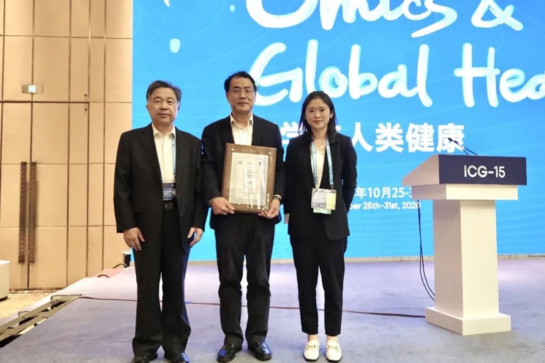 Professor Zhang Yongzhen receives a GigaScience Data Sharing Outstanding Contribution Award, from a group affiliated with Oxford University Press and Chinese genomics giant BGI in October 2020.