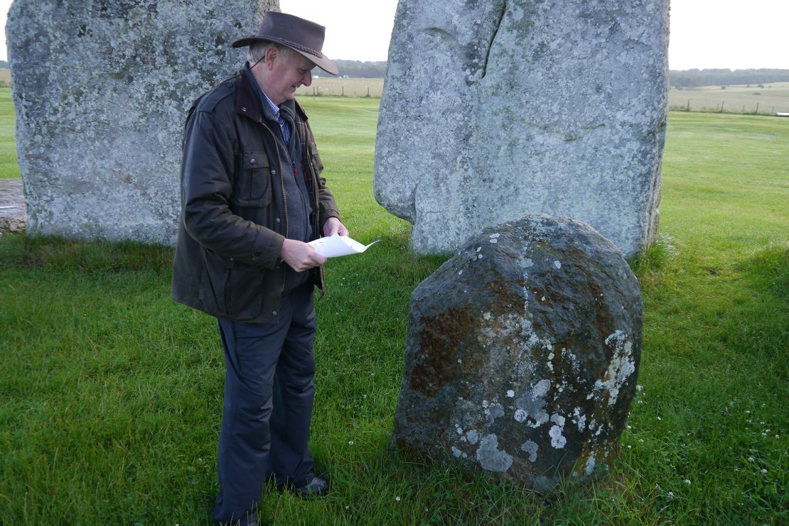 Il professor Richard Bevins esamina la pietra blu n. 46, un tipo di riolite probabilmente proveniente dal Pembrokeshire settentrionale.