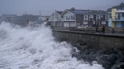 Grandes olas azotaron el muelle municipal de Pacifica, California, el domingo pasado.