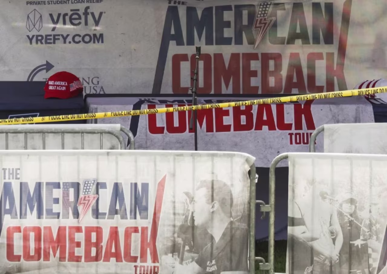 Una gorra de Make America Great Again reposa sobre una mesa después de que Charlie Kirk recibiera un disparo fatal durante un evento en la Universidad del Valle de Utah.