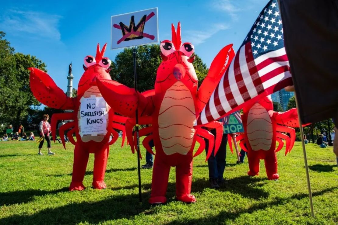 Personas con disfraces de langosta participan en una protesta en Boston el sábado 18 de octubre de 2025.