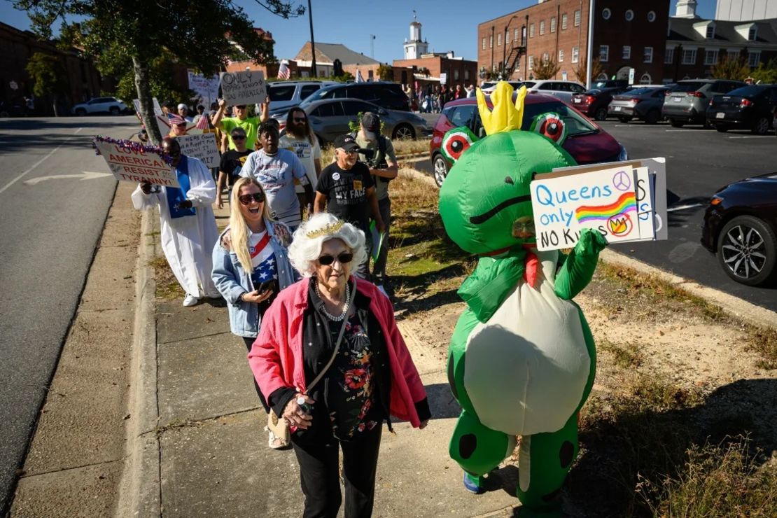 Manifestantes de "No Kings" caminan por el centro de Fayetteville, Carolina del Norte, el sábado.