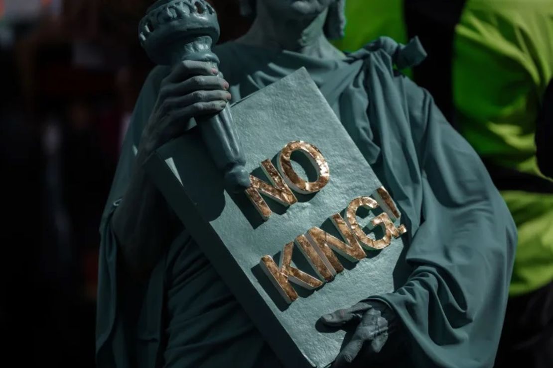Una manifestante vestida con un disfraz de la Estatua de la Libertad participa en una protesta en Nueva York el sábado.