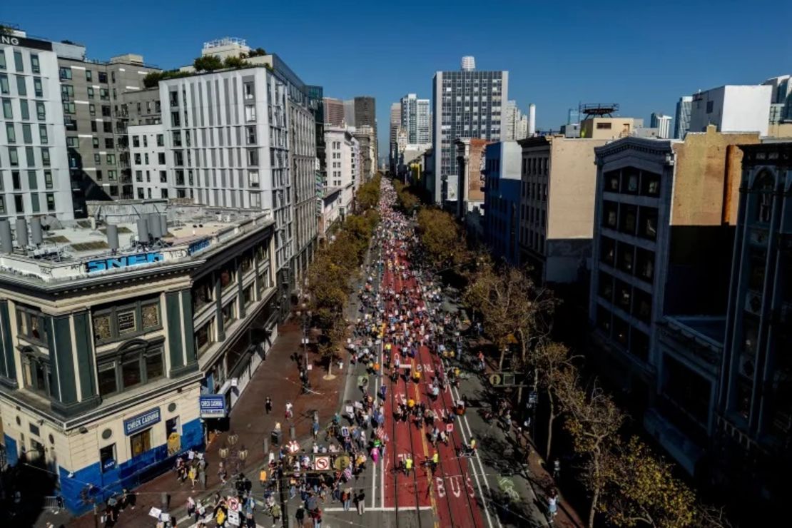 Manifestantes de "No Kings" marchan por Market Street en San Francisco el sábado 18 de octubre de 2025.