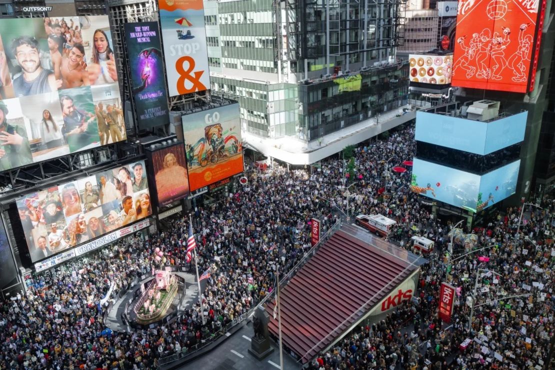 Miles de manifestantes llenan Times Square de Nueva York durante una protesta "No Kings" el sábado 18 de octubre de 2025.
