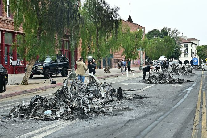 Los restos de varios vehículos Waymo quemados se ven en la calle tras una noche de protestas en respuesta a las operaciones federales de inmigración en Los Ángeles, el 9 de junio de 2025.