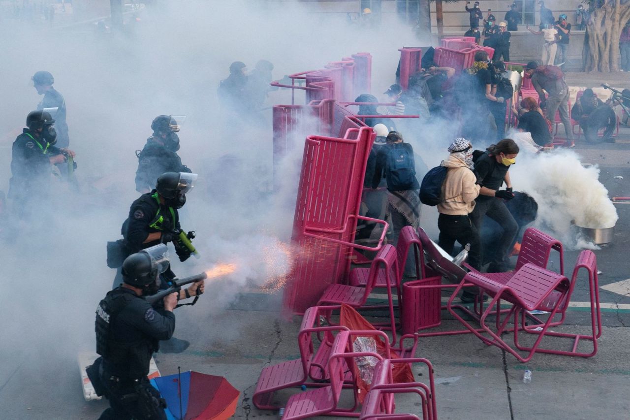 La policía dispersa a los manifestantes después de que bloquearan una calle con una barricada el domingo.