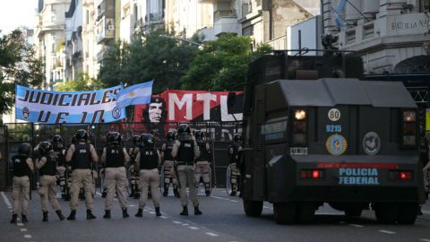 de la Prefectura Naval Argentina (PNA) custodian el al Congreso Nacional durante una protesta de jubilados contra el gobierno del presidente argentino Javier Milei en Buenos Aires el 19 de marzo de 2025. El miércoles, el Congreso argentino autorizó al gobierno del presidente Javier Milei a alcanzar un nuevo acuerdo de préstamo con el Fondo Monetario Internacional. Milei solicitó a los legisladores la aprobación de un nuevo préstamo a 10 años, que se suma a los 44 000 millones de dólares que Argentina ya había solicitado en 2018, para reforzar las reservas de divisas del banco central y cubrir los próximos pagos de la deuda.
