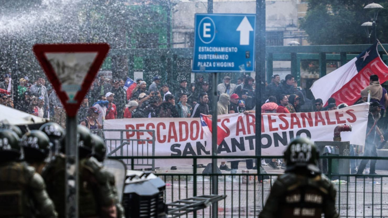 Pescadores se enfrentan con la policía durante una protesta contra la Ley de Fraccionamiento en Valparaíso, Chile, el 25 de marzo de 2025.