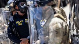 Un agente de policía del Departamento de Seguridad Nacional se encuentra entre guardias nacionales durante enfrentamientos frente al edificio federal durante una protesta tras las operaciones federales de inmigración en Los Ángeles, California, el 8 de junio de 2025.