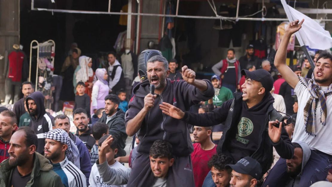 Palestinos asisten a una manifestación para pedir el fin de la guerra en Beit Lahia el 25 de marzo.