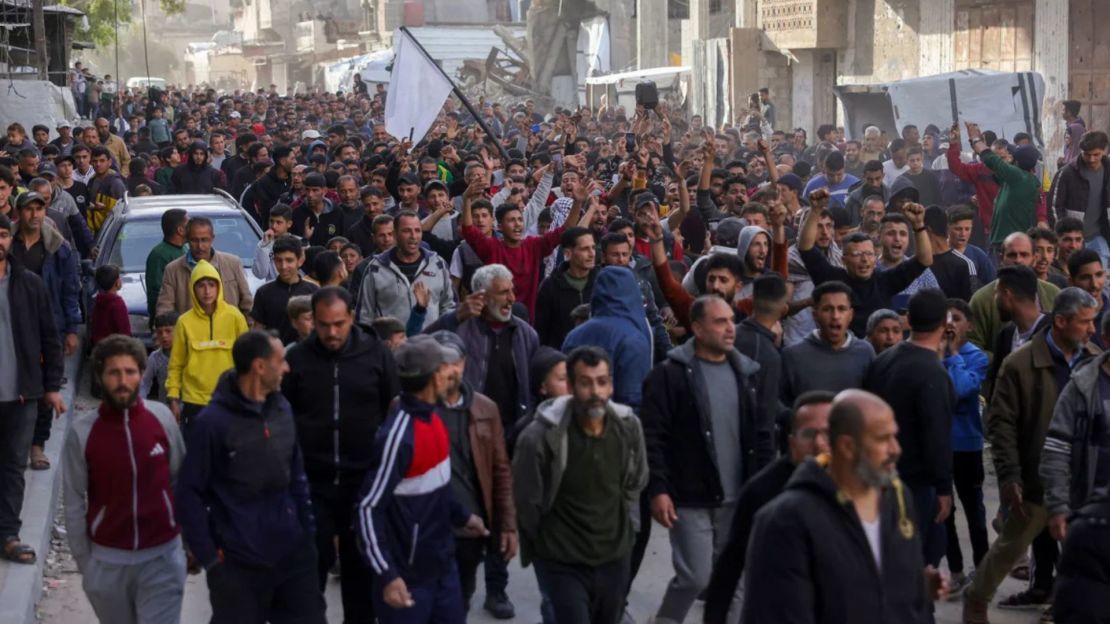 Palestinos se manifiestan en Beit Lahia el martes.