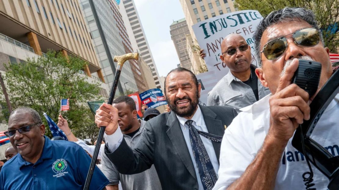 El representante Al Green marcha junto a los manifestantes el 30 de marzo en Dallas.