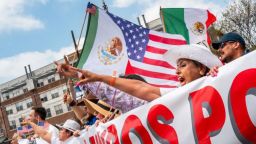 Manifestantes protestan contra las políticas migratorias de Trump durante la "Mega Marcha 2025" el 30 de marzo en Dallas.