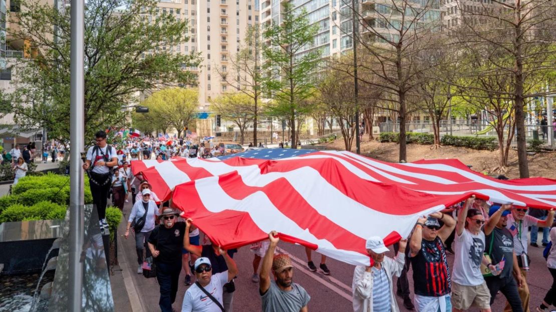 La gente marcha por el centro de Dallas en protesta contra las políticas migratorias del Gobierno de Trump el 30 de marzo.