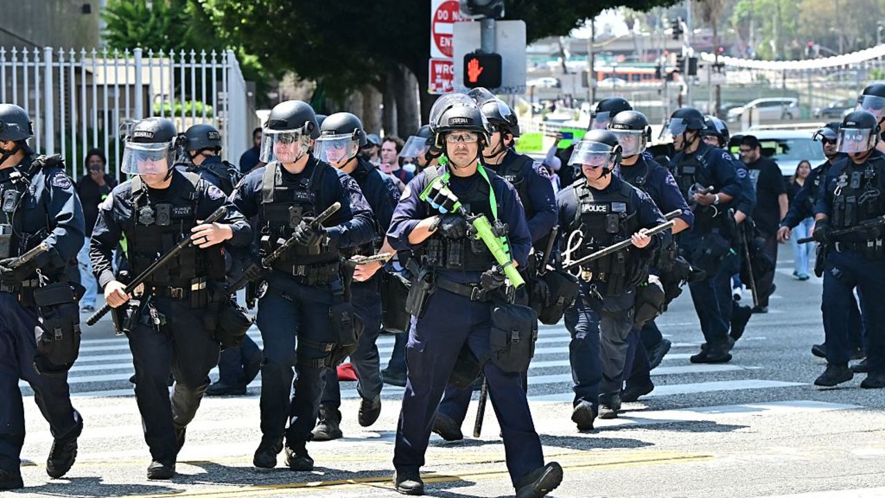 Las fuerzas del orden se enfrentan con manifestantes frente al Centro de Detención Metropolitano (CDM), en el centro de Los Ángeles, California, el 8 de junio de 2025. El presidente estadounidense, Donald Trump, desplegó 2.000 soldados el 7 de junio para controlar la escalada de protestas contra las redadas de inmigración en el área de Los Ángeles.