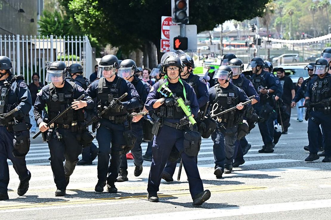 Las fuerzas del orden se enfrentaron con manifestantes frente al Centro de Detención Metropolitano (MDC), en el centro de Los Ángeles, California, el 8 de junio de 2025.