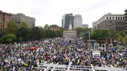 Las personas participan en un día nacional de protesta "No Kigs" en Filadelfia, Pensilvania, el 18 de octubre de 2025.