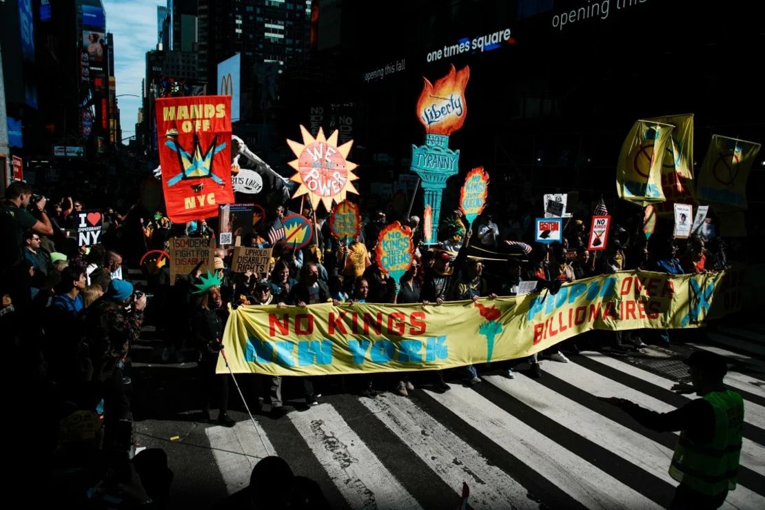Personas asisten a una protesta "No Kings" en Nueva York el sábado 18 de octubre de 2025.