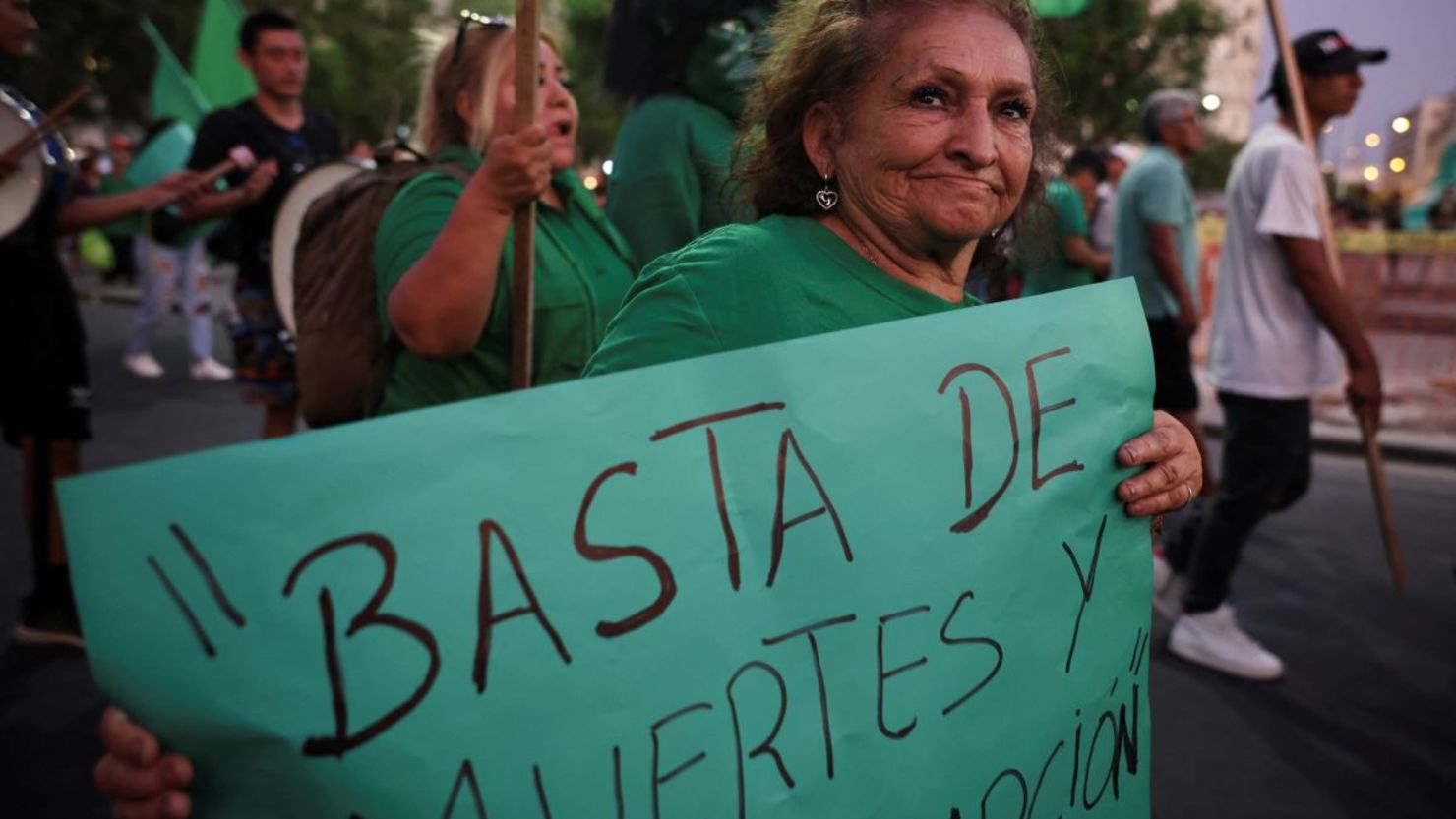 Una mujer sostiene una pancarta que dice "No más muerte ni corrupción" durante una protesta nacional contra la delincuencia y la inseguridad y para exigir la renuncia de la presidenta peruana Dina Boluarte, en Lima, Perú, el 28 de marzo de 2025.