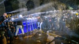 Manifestantes reaccionan a los aerosoles de gas lacrimógeno mientras chocan con la policía antidisturbios durante una manifestación tras la detención del alcalde de Estambul, cerca del ayuntamiento de Estambul, el 21 de marzo de 2025